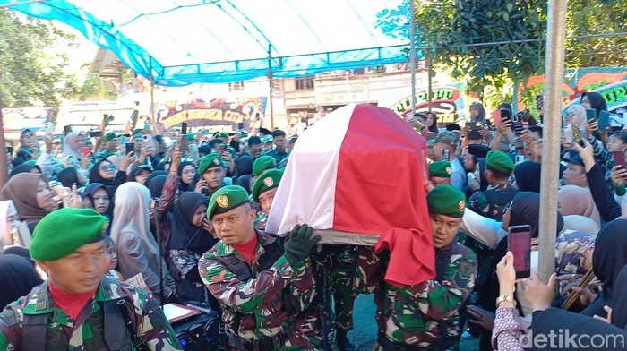Jenazah anggota TNI,  Letda Inf Fauzy Ahmad Sulkarnain (23), korban penyerangan OPM tiba di rumah duka di Pangkep.
