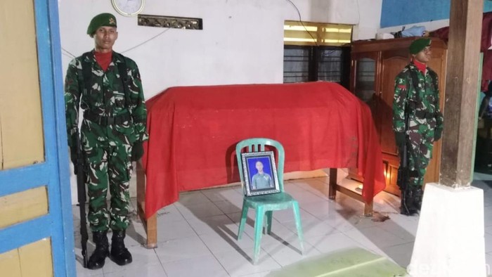 Jenazah Kopda (Anumerta) Amin Nurohman tiba di rumah duka, Desa Banjurpasar, Kecamatan Buluspesantren, Kebumen, Senin (13/10/2025) malam.