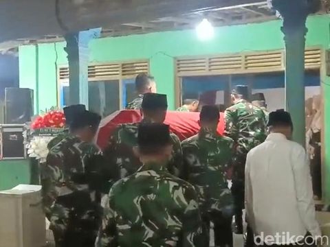 Jenazah Kopda (Anumerta) Amin Nurohman tiba di rumah duka, Desa Banjurpasar, Kecamatan Buluspesantren, Kebumen, Senin (13/10/2025) malam.