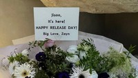Mantan personel One Direction itu juga mengirimkan Jisoo buket bunga. Jisoo Its here! Happy Release day. Big love, Zayn, tertulis pada buket bunga untuk Jisoo. Foto: Instagram @sooyaaa__