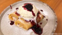 Seven to Five juga punya menu crepe blueberry istimewa yang disajikan untuk edisi Halloween. Crepenya mirip crepe suzette ala Prancis dengan topping es krim vanilla dan selai blueberry. Foto: Andi Annisa DR/detikfood