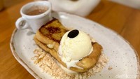 Milo French Toast (Rp 35 ribu) sayang dilewatkan. Setangkup French toast disajikan bersama es krim vanilla dan susu Milo yang pekat manis sebagai sausnya. Foto: Andi Annisa DR/detikfood