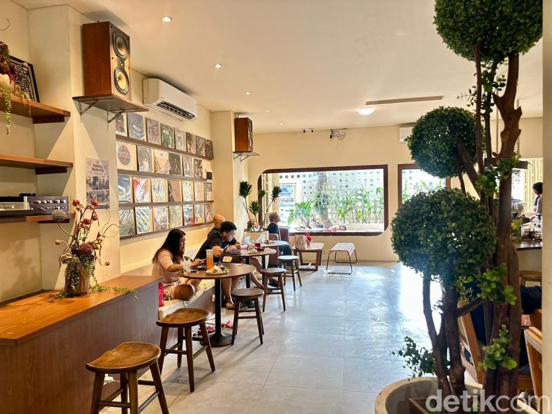 Kafe Seven to Five