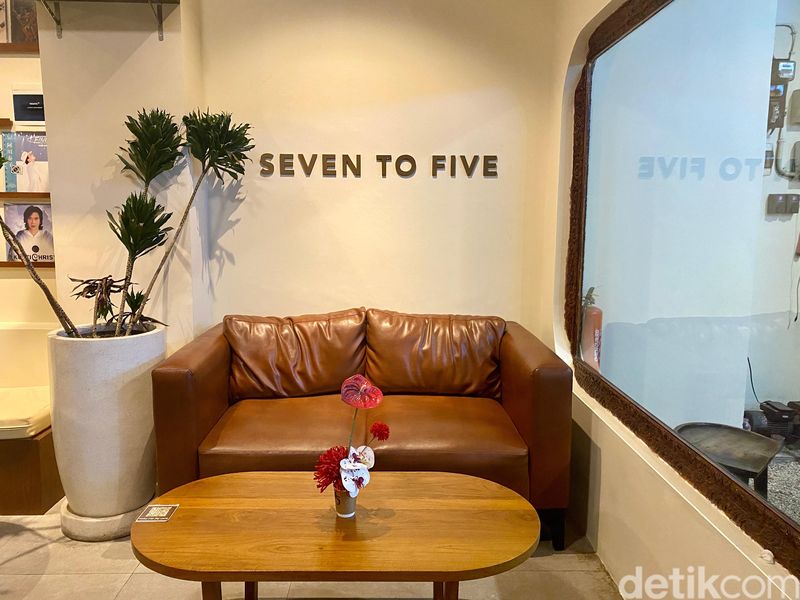 Kafe Seven to Five