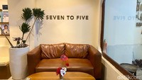 Seven to Five Cafe beralamat di Jl. Mampang Prapatan Raya Nomor 75, Jakarta Selatan. Lokasinya persis di sebelah dan menyatu dengan galeri seni, 75 Gallery. Foto: Andi Annisa DR/detikfood