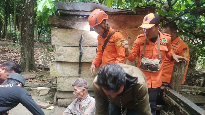 Kakek hilang di hutan Tebo, Jambi, ditemukan dalam kondisi lemas