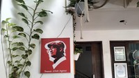 Ini adalah gambar founder Kampung Dongeng Awam Prakoso yang digantung di ruang operasional. Awam percaya, dongeng bisa membentuk karakter anak sekaligus  membebaskan imajinasinya (dok. Qonita Hamidah/detikTravel).