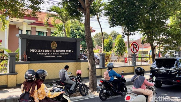 Kantor PN Banyuwangi, tempat persidangan kasus pembunuhan dan perkosaan siswi MI digelar.