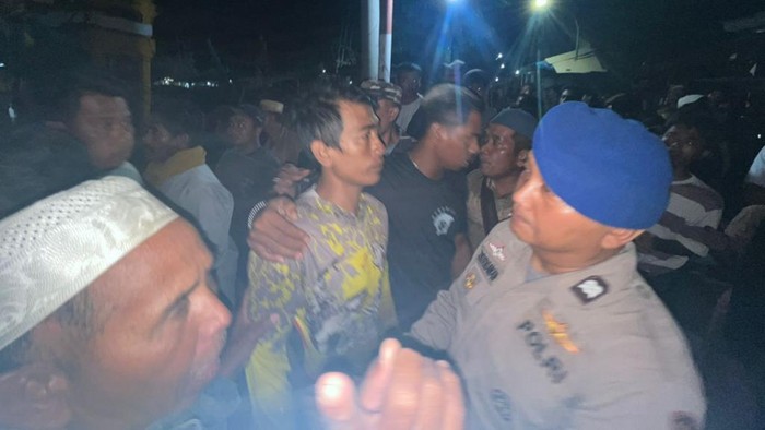 Kapal Nelayan Berpenumpang 17 Orang Tenggelam di Pasuruan