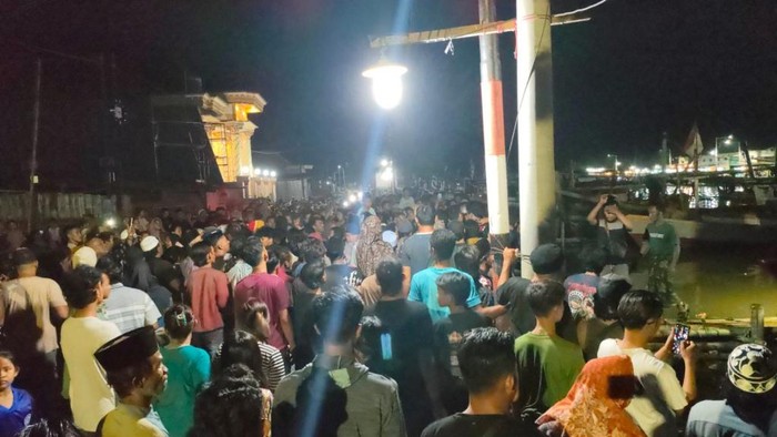 Kapal Nelayan Berpenumpang 17 Orang Tenggelam di Pasuruan