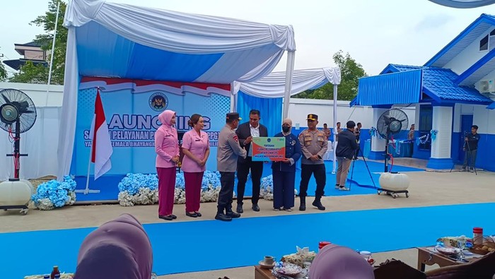 Kapolda Riau Irjen Pol Herry Heryawan meresmikan dapur SPPG di Inhil untuk mendukung gizi gratis yang aman dan berkualitas, Senin (13/10/2025).