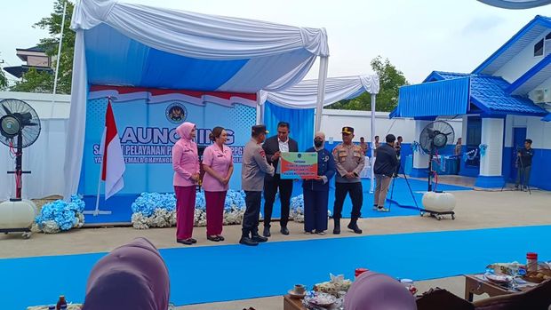 Kapolda Riau Irjen Pol Herry Heryawan meresmikan dapur SPPG di Inhil untuk mendukung gizi gratis yang aman dan berkualitas, Senin (13/10/2025).