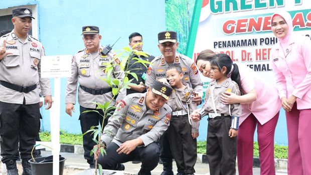 Kapolda Riau Irjen Pol Herry Heryawan meresmikan dapur SPPG Polres Inhil, Senin (13/10/2025).