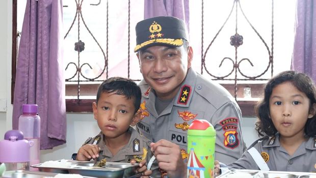 Kapolda Riau Irjen Pol Herry Heryawan meresmikan dapur SPPG Polres Inhil, Senin (13/10/2025).