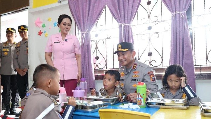 Kapolda Riau Irjen Pol Herry Heryawan meresmikan dapur SPPG Polres Inhil, Senin (13/10/2025).