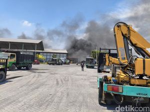 Gudang Perbaikan Truk di Porong Terbakar, Terdengar 6 Kali Ledakan