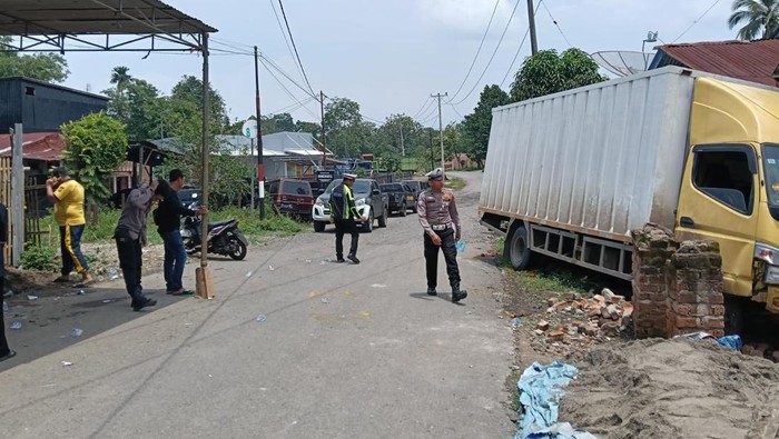 Polisi melakukan olah TKP di lokasi kejadian kecelakaan di Empat Lawang