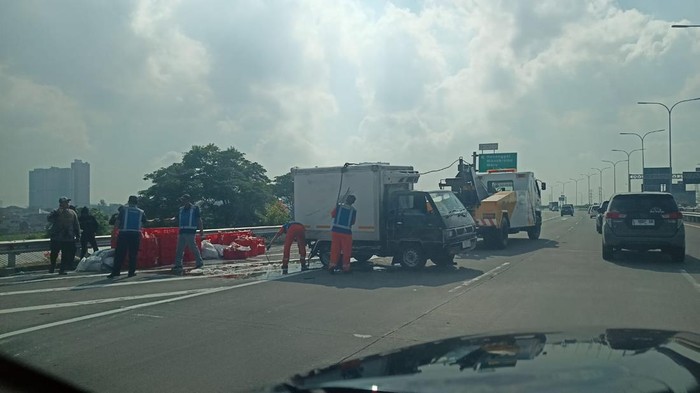 Evakuasi truk boks kecelakaan di Tol Waru-Juanda