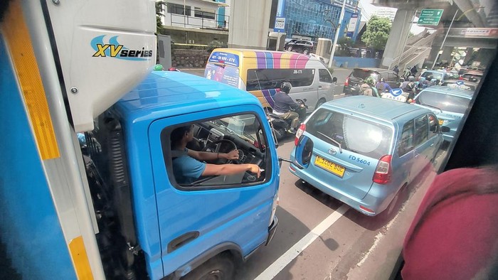 Kemacetan di Pancoran arah Kuningan pada Senin (13/10/2025) pagi-(Jabbar/detikcom)