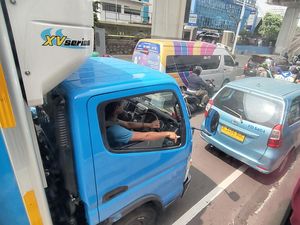 Lalin di Pancoran Jaksel Macet Pagi Ini, Laju Bus TransJ Ikut Terhambat