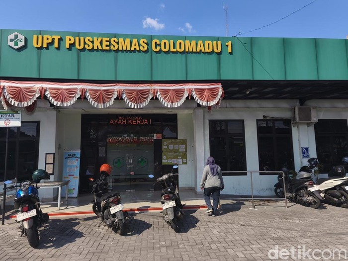Suasana Puskesmas Colomadu 1, Kecamatan Colomadu, Kabupaten Karanganyar, Senin (13/10/2025). Sejumlah murid SMPN 1 Colomadu harus dirawat di sana diduga keracunan Makan Bergizi Gratis (MBG).