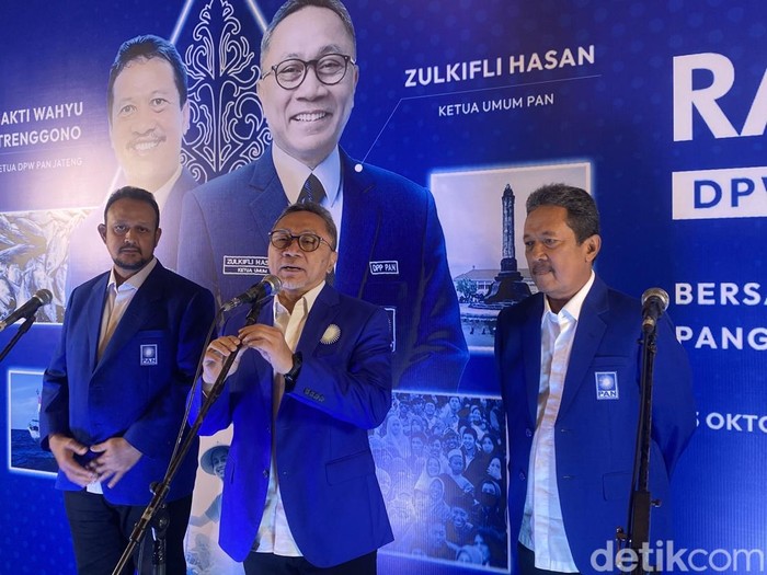 Ketua Harian DPW PAN Jateng, Muhammad Hatta (kiri), Ketua Umum PAN, Zulkifli Hasan (tengah), dan Ketua DPW PAN Jateng, Sakti Wahyu Trenggono (kanan) di Hotel Padma Semarang, Senin (13/10/2015).