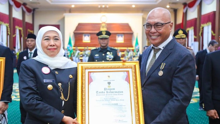 Ketua Umum PWI Akhmad Munir Dianugerahi Lencana Kehormatan Jatim