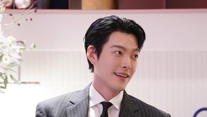 Senyum tipis Woo Bin aja udah cukup bikin internet heboh. Seganteng ini boleh gak sih? Foto: Instagram ament_official