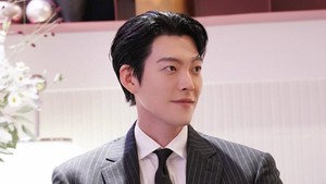 Kim Woo Bin muncul di Fairy Jae Hyung dengan outfit jas hitam elegan—visualnya kayak baru keluar dari drama romantis! Foto: Instagram ament_official