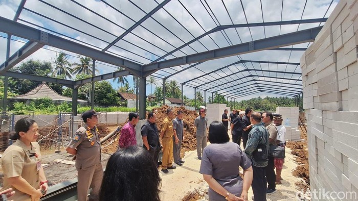 Komisi I DPRD Tabanan melakukan sidak pembangunan usaha di Banjar Adat Mambang Kaja, Desa Mambang, Kecamatan Selemadeg Timur, Senin (13/10/2025). (Foto: Krisna Pradipta/detikBali)