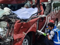 Mobil Travel Tabrak Truk di Tol Cipularang, Satu Orang Tewas