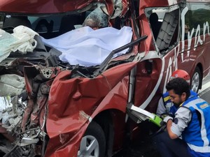 Mobil Travel Tabrak Truk di Tol Purbaleunyi: 1 Orang Tewas, 9 Luka