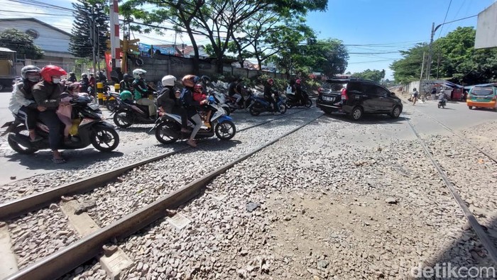 Kondisi perlintasan kereta api di Cimindi.