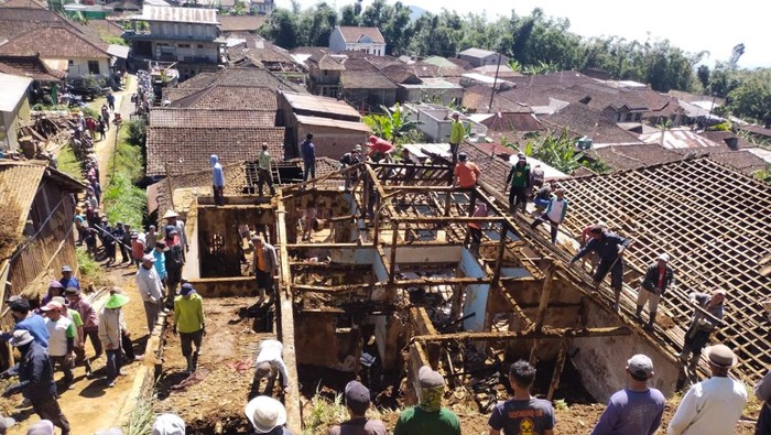 Kondisi rumah yang tertimpa material longsoran di Dusun Prampelan I, Desa Adipuro, Kecamatan Kaliangkrik, Kabupaten Magelang, Senin (13/11/2025).