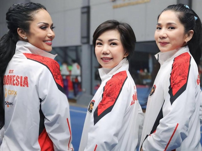 Kris Dayanti gabung dengan kontingen Indonesia menjadi atlet wushu untuk kejuaraan internasional di China.
