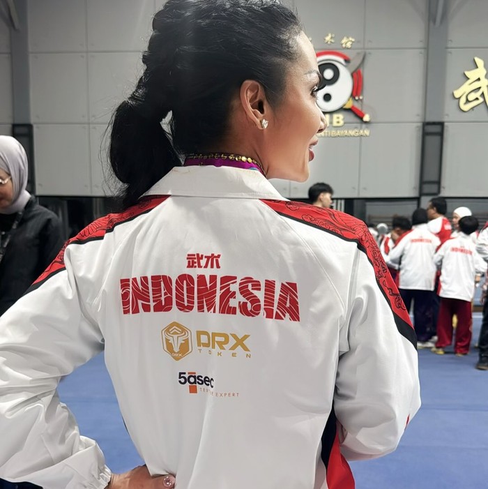 Kris Dayanti gabung dengan kontingen Indonesia menjadi atlet wushu untuk kejuaraan internasional di China.