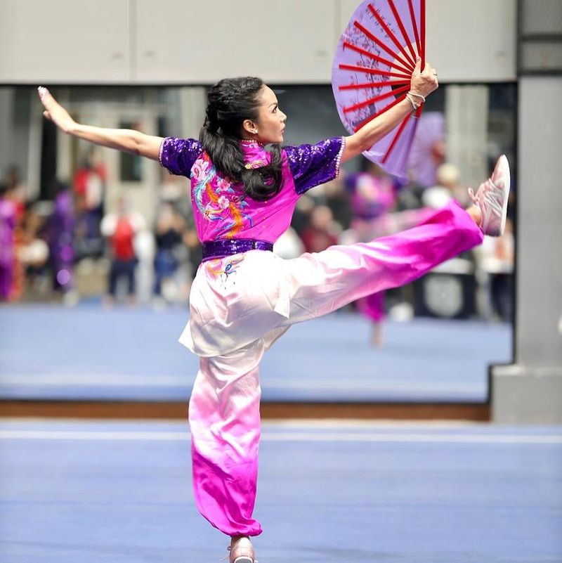 Kris Dayanti gabung dengan kontingen Indonesia menjadi atlet wushu untuk kejuaraan internasional di China.