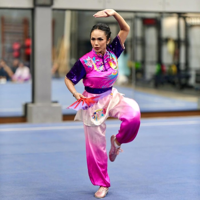Kris Dayanti gabung dengan kontingen Indonesia menjadi atlet wushu untuk kejuaraan internasional di China.
