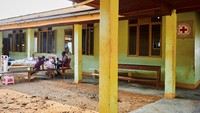 Seorang pasien beristirahat di ranjang rumah sakit di halaman. Palang Merah memperingatkan krisis layanan kesehatan telah mencapai titik kritis di wilayah konflik tersebut. Foto: REUTERS/Gradel Muyisa Mumbere