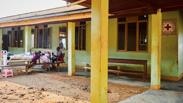 Samson Muhindo Kalumbi from the International Committee of the Red Cross (ICRC) attends to Asende Obato, 16, who was injured on his arm by an explosive device while playing, at the Beni General Hospital in Beni, North Kivu Province of the Democratic Republic of Congo October 2, 2025. REUTERS/Gradel Muyisa Mumbere