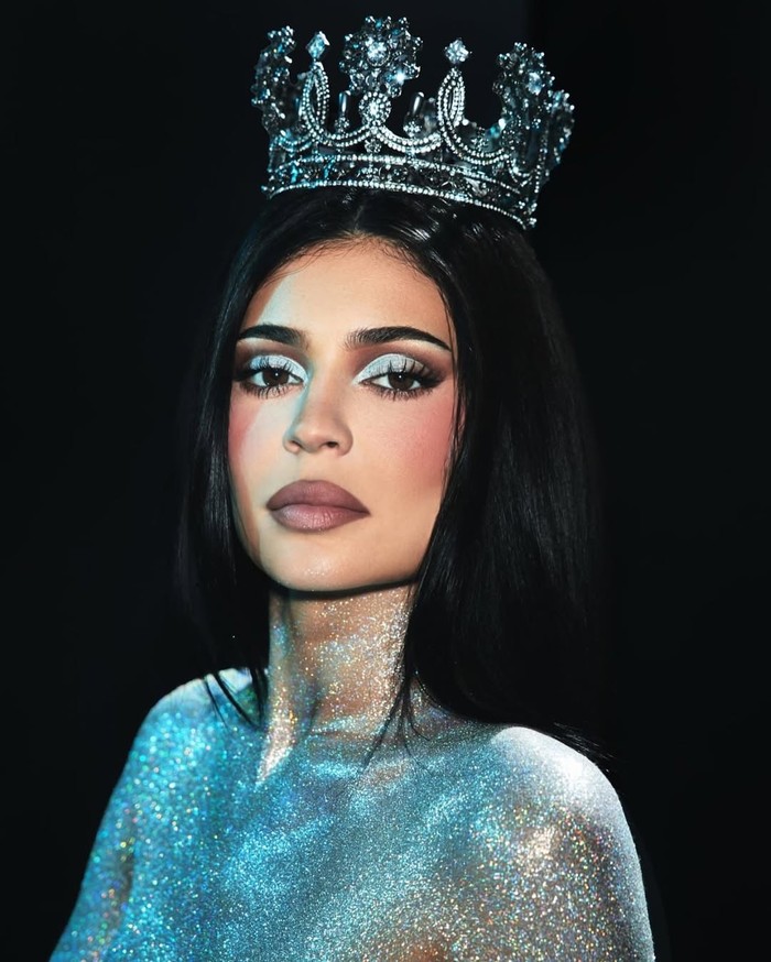 Kylie Jenner pakai mahkota rancangan Rinaldy Yunardi.