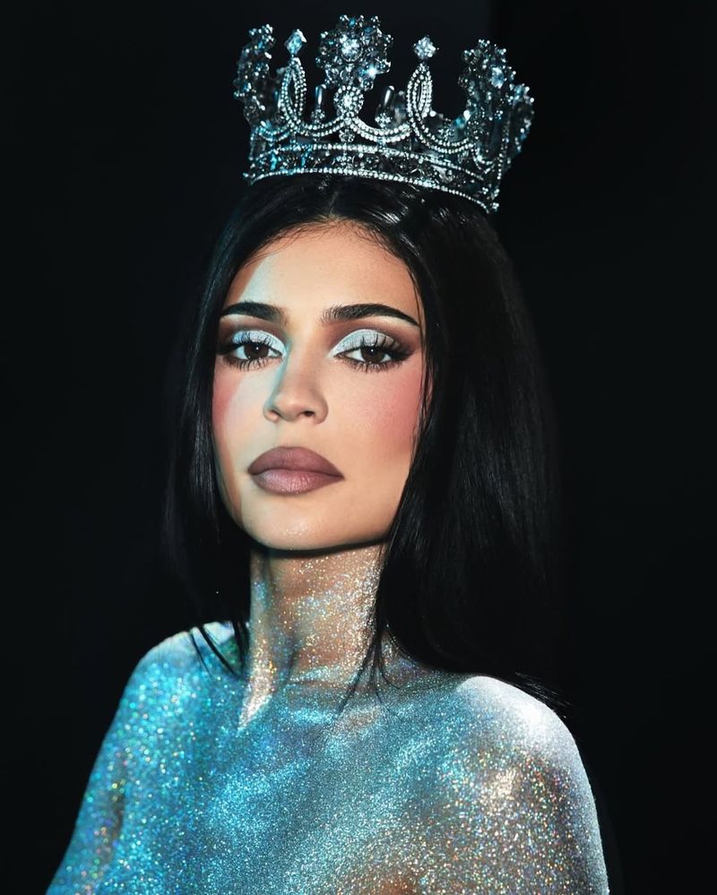 Kylie Jenner pakai mahkota rancangan Rinaldy Yunardi.