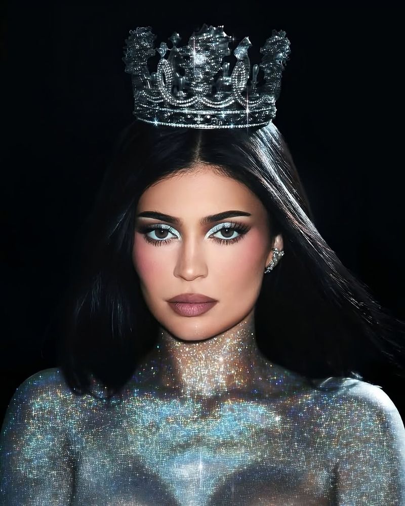 Kylie Jenner pakai mahkota rancangan Rinaldy Yunardi.