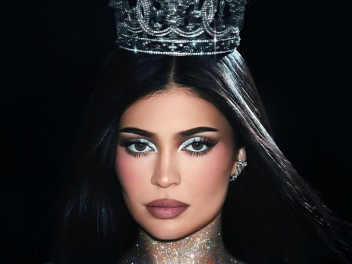 Kylie Jenner pakai mahkota rancangan Rinaldy Yunardi.