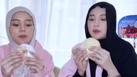 Bersama Shandy Purnama, Lesti Kejora beberapa kali mengunggah konten bersama. Salah satunya ketika keduanya kompak mukbang donat dari Ci Mehong. Foto: Instagram/lestikejora