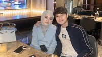 Makan malam keduanya memperlihatkan keromantisan pasutri ini. Lesti dan Rizky Billar memanfaatkan momen makan berdua di restoran untuk menjaga kemesraan. Foto: Instagram/lestikejora