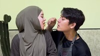 Keduanya beberapa kali mengunggah konten kocak nan menghibur. Seperti ketika Rizky Billar berakting seperti pegawai kafe yang menyuapi Lesti Kejora sebagai pelanggannya. Foto: Instagram/lestikejora