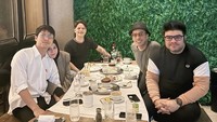 Pasutri ini juga kompak menghadiri jamuan bersama teman-teman dekat. Mulai dari ustradar hingga pengarah gaya populer, ikut makan malam bersama Lesti dan Billar. Foto: Instagram/lestikejora