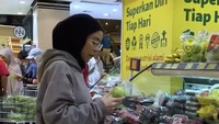 Sebagai seorang ibu rumah tangga, Lesti Kejora memastikan sendiri asupan makanan keluarganya. Satu kali dalam sebulan, ia menyempatkan diri untuk belanja bulanan ditemani Rizky Billar. Foto: Instagram/lestikejora