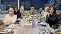 Untuk ‘me-time’, Lesti Kejora menghabiskan waktu bersama teman-temannya. Arisan dan makan bareng selebriti ternama seperti Aurel Hermansyah hingga Syifa Hadju jadi rutinitasnya. Foto: Instagram/lestikejora